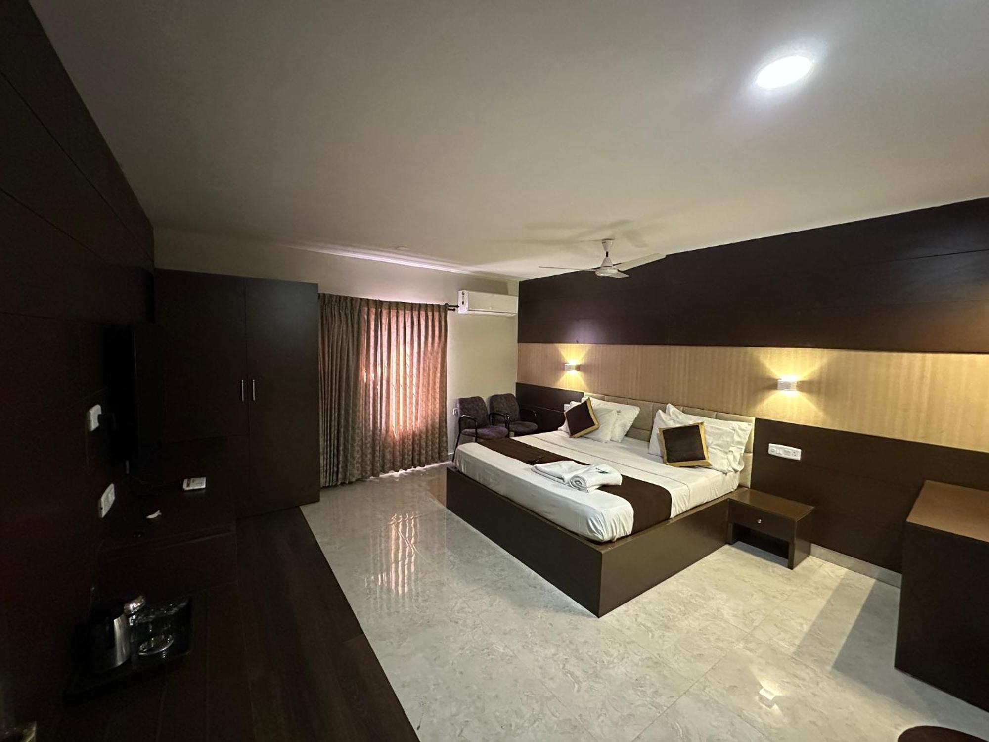Hotel Aiba Regency Коимбатур Экстерьер фото